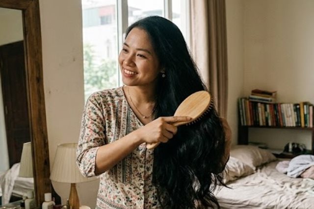 Lược chải tóc bẩn có thể ảnh hưởng đến tóc và da đầu thế nào?
